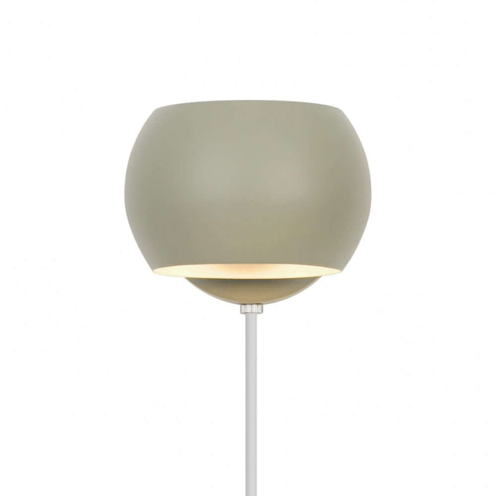 Wandleuchte Belir in runder Form mit beweglichem Schirm für elegante Beleuchtung über Möbel.