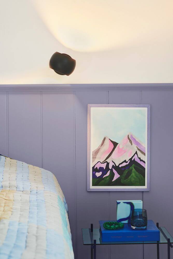 Wandleuchte Belir über dem Bett mit buntem Berggemälde und stilvoller Dekoration im Schlafzimmer.