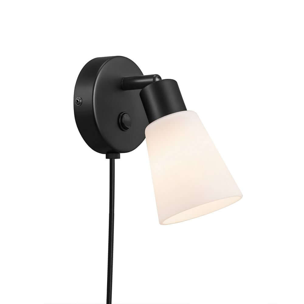 Wandleuchte Cole mit schwarzem Sockel und weißem Lampenschirm, ideal für moderne Innenräume.