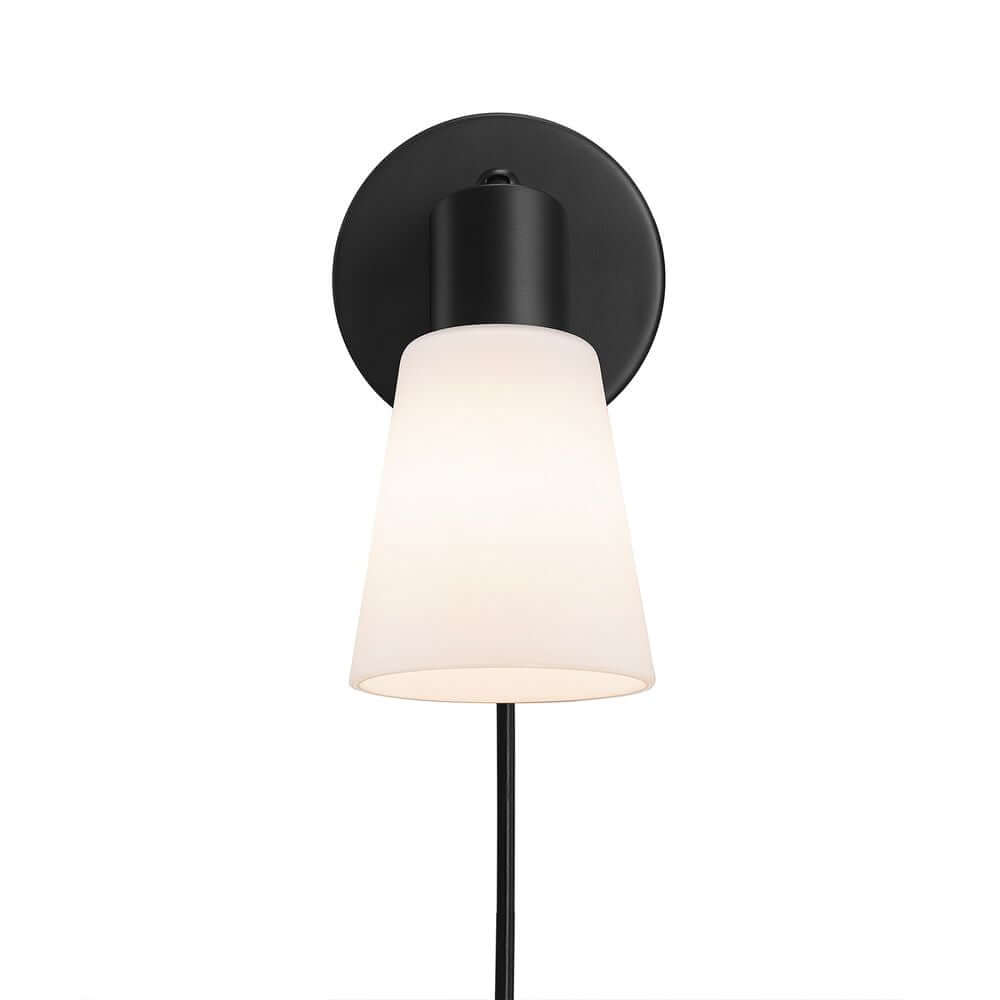 Wandleuchte Cole in modernem Design mit schwarzem Sockel und weißem Lampenschirm.