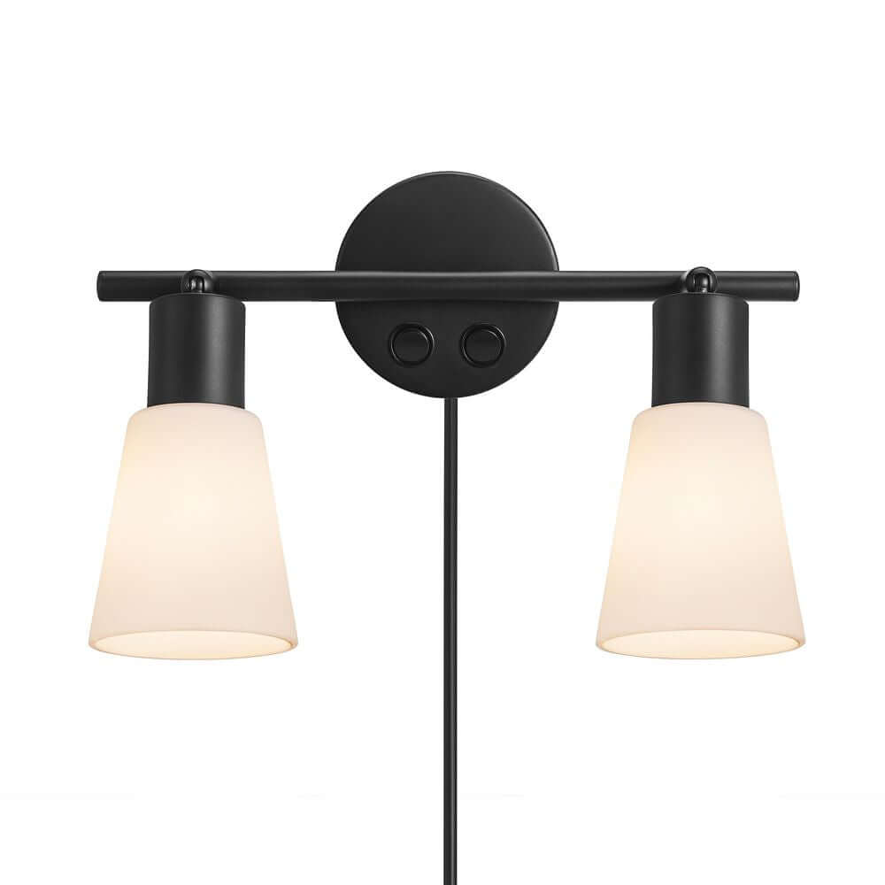 Wandleuchte Cole 2-Spot mit zwei modernen Lampenschirmen in Schwarz und Milchglas.