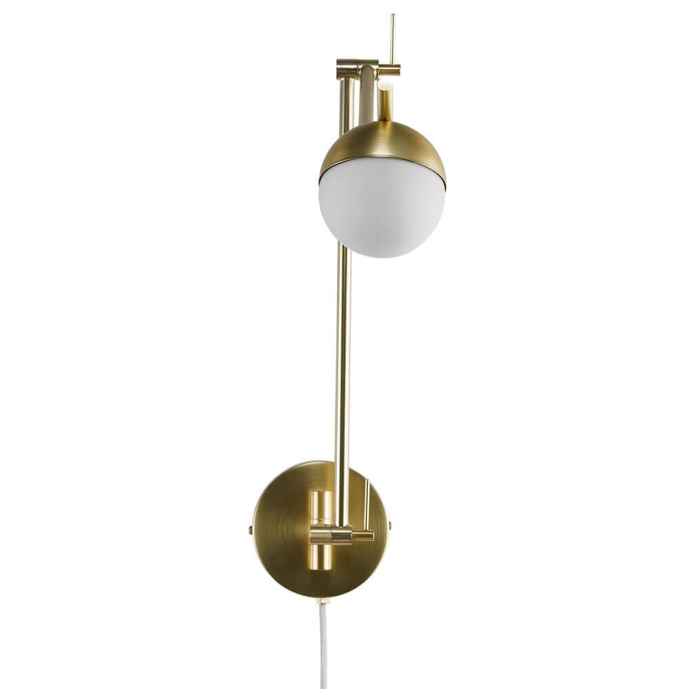 Wandleuchte Contina mit kugelförmiger Glaskuppel in opalweiß und elegantem goldenen Gestell.