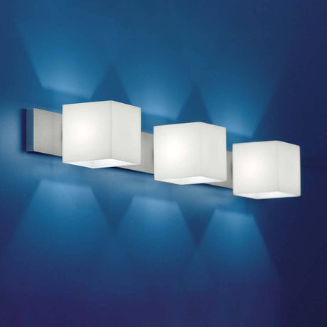 Casablanca Wandleuchte Cube 3-flammig mit mundgeblasenen kubischen Leuchten aus mattweißem Opalglas.