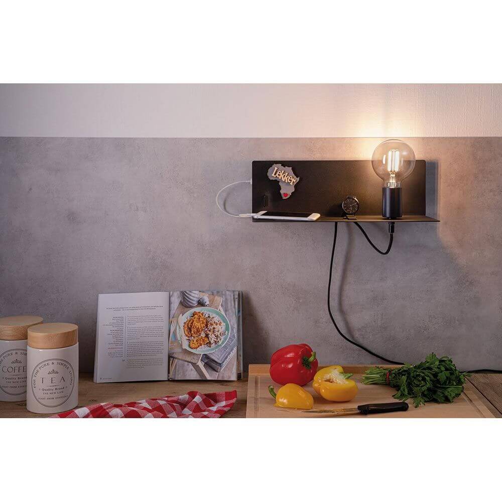 Wandleuchte Devara USB Schwarz an einer Wand mit Ablagefläche in der Küche, funktional und stilvoll.