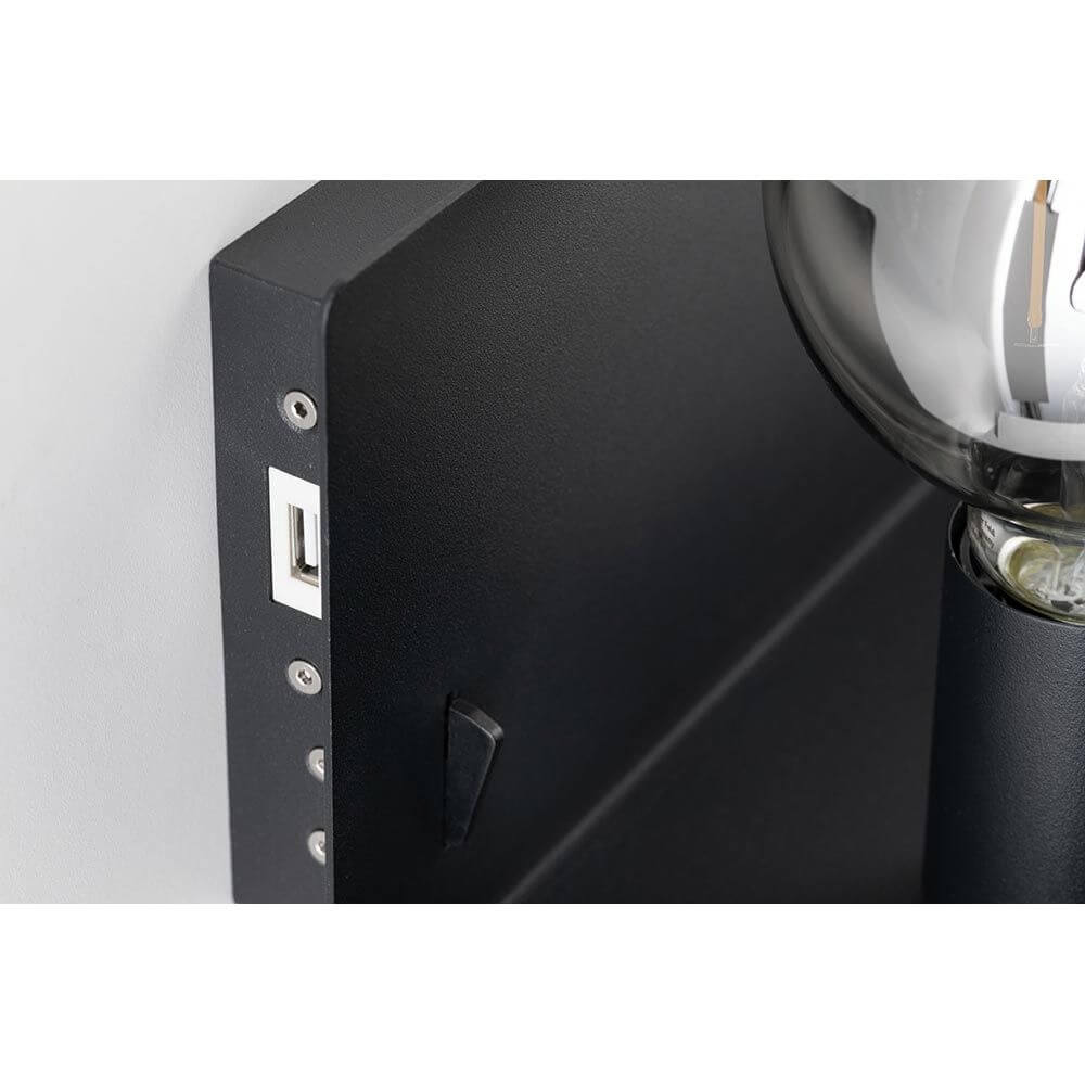 Detailaufnahme der Wandleuchte Devara USB Schwarz mit USB-Anschluss und montierter Halterung.