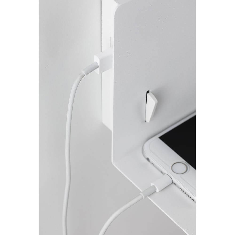 Detailaufnahme der Wandleuchte Devara Dimmbar Weiß mit USB-Ausgang und Handyauflage.