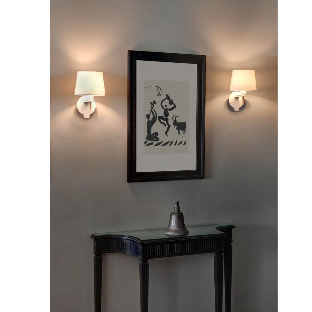 Wandleuchte FUSTA Weiß, Braun an Wänden mit modernem Kunstwerk und eleganter Konsole.