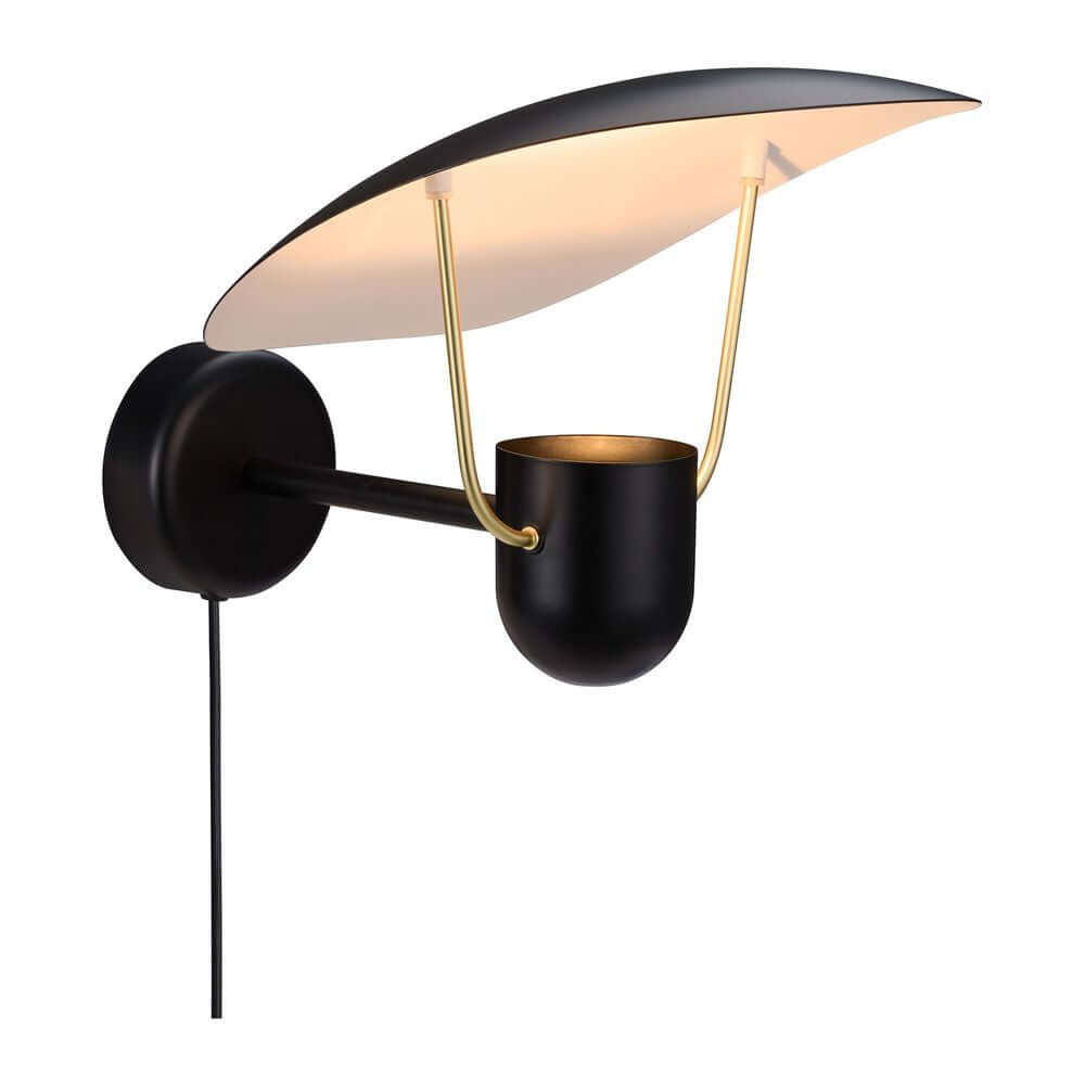 Wandleuchte Fabiola mit elegantem Design und Messingdetails für indirektes Licht.