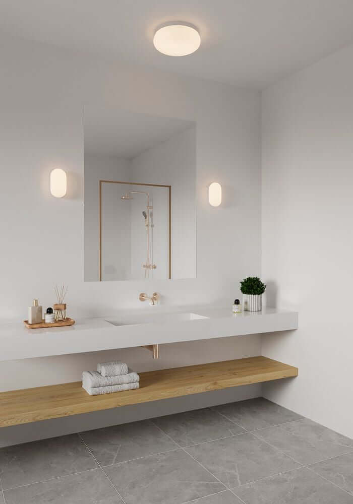 Wandleuchte Foam IP44 in modernem Badezimmer mit angenehmem Licht und minimalistischer Einrichtung.
