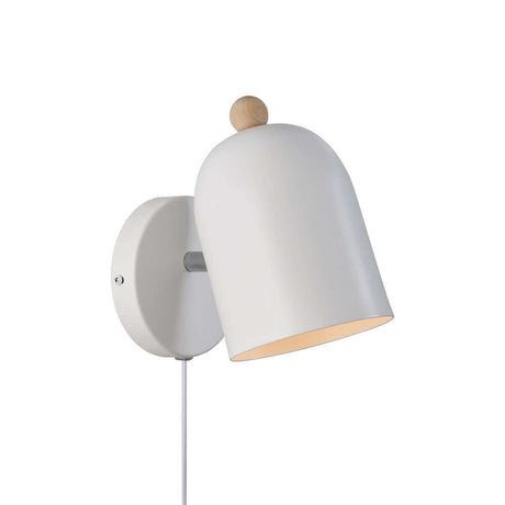 Applique Gaston en blanc avec abat-jour rond et détail en bois, idéale pour les salles de jeux et les chambres d'enfants.