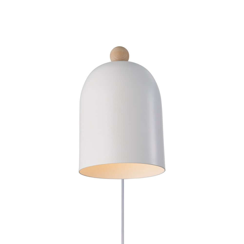 Wandleuchte Gaston in Weiß mit Holzdetail, ideal für Spiel- und Kinderzimmer, verstellbarer Schirm für gerichtetes Licht.