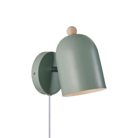Applique Gaston en vert avec abat-jour rond et détail en bois pour un éclairage élégant de chambre d'enfant.