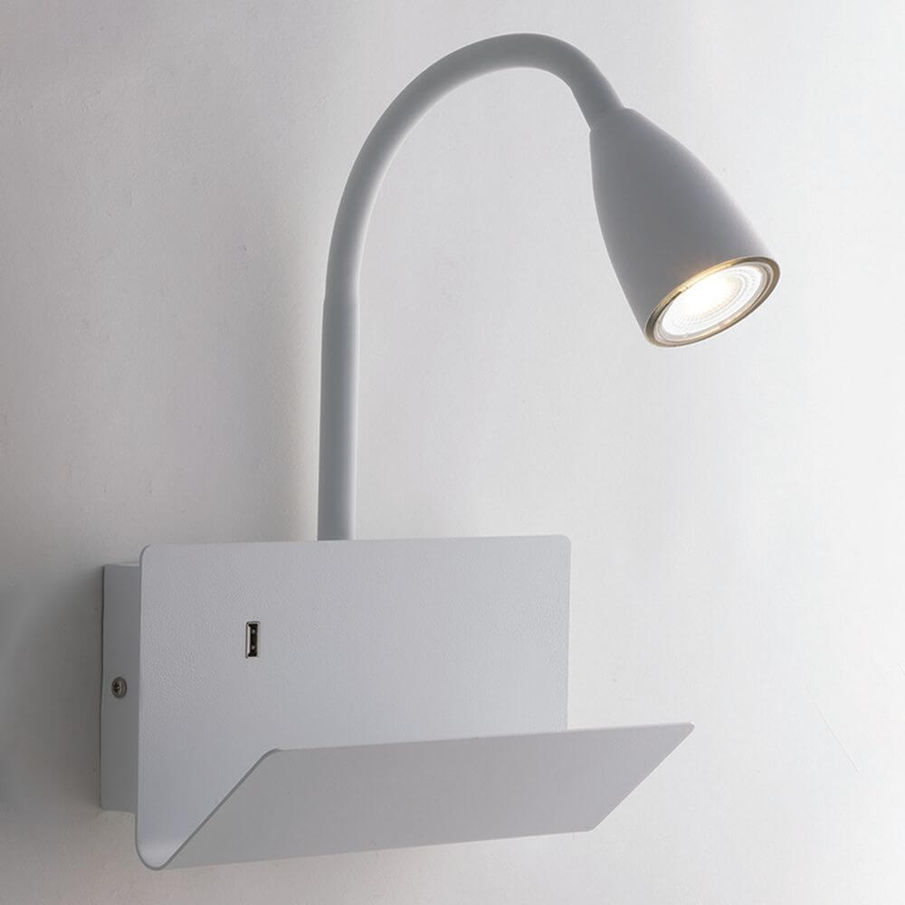 Wandleuchte Gulp mit USB-Ladefunktion in modernem Design für Wohnzimmer und Lesebereich.