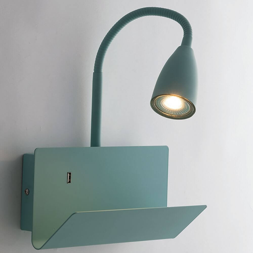 Wandleuchte Gulp mit USB-Ladefunktion im minimalistischen Design, perfekt für Wohnräume.