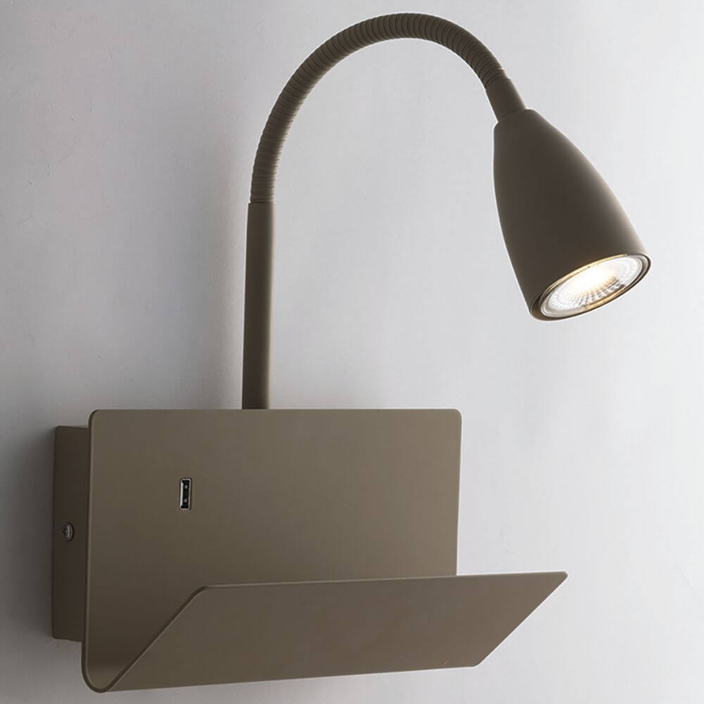 Wandleuchte Gulp mit USB-Ladefunktion in minimalistischem Design, ideal für Wohnräume.