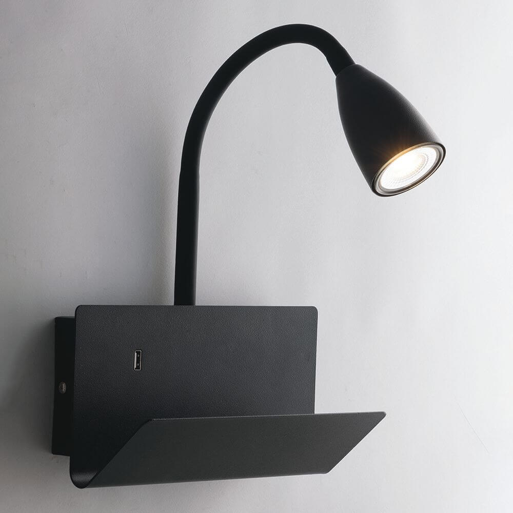 Wandleuchte Gulp mit USB-Ladefunktion in schwarzem, minimalistischen Design an der Wand.