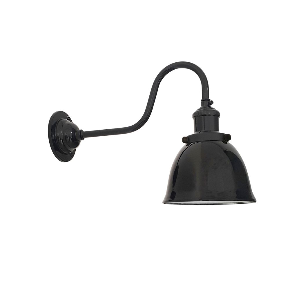 Wandleuchte LOA Schwarz an der Wand mit elegantem, schwarzem Design und geschwungenem Arm.