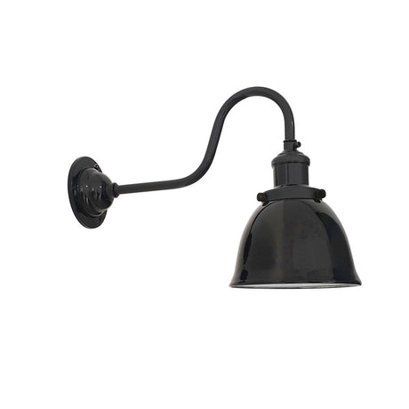 Wandleuchte LOA Schwarz an der Wand mit elegantem, schwarzem Design und geschwungenem Arm.