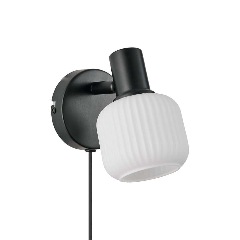 Wandleuchte Milford Mini mit opalweißem Glas und schwarzem Metall, elegantes modernes Design.