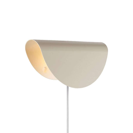 Applique murale Model 2110 au style classique et rétro, avec un support en forme d’arche qui diffuse une lumière indirecte.