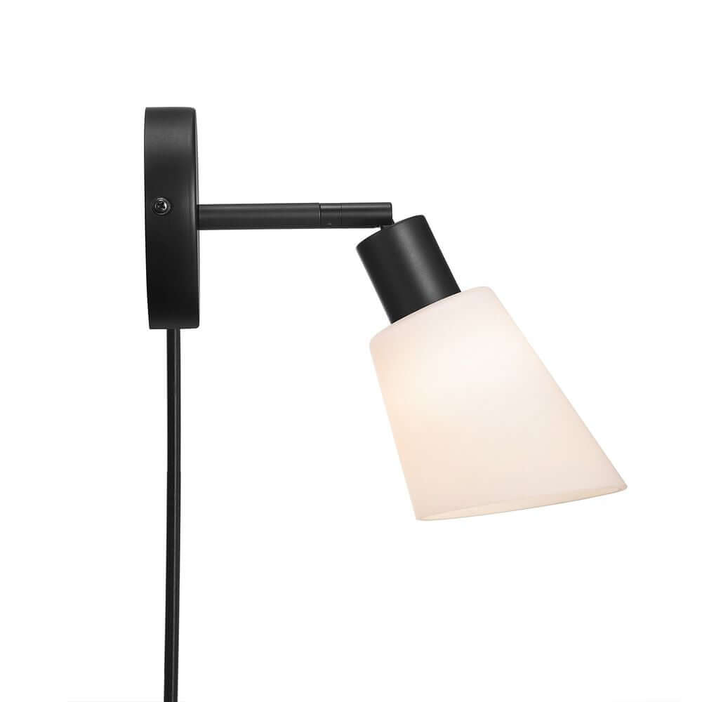 Wandleuchte Molli in modernem Design mit schwenkbarem Lampenschirm und schwarzem Metallrahmen.