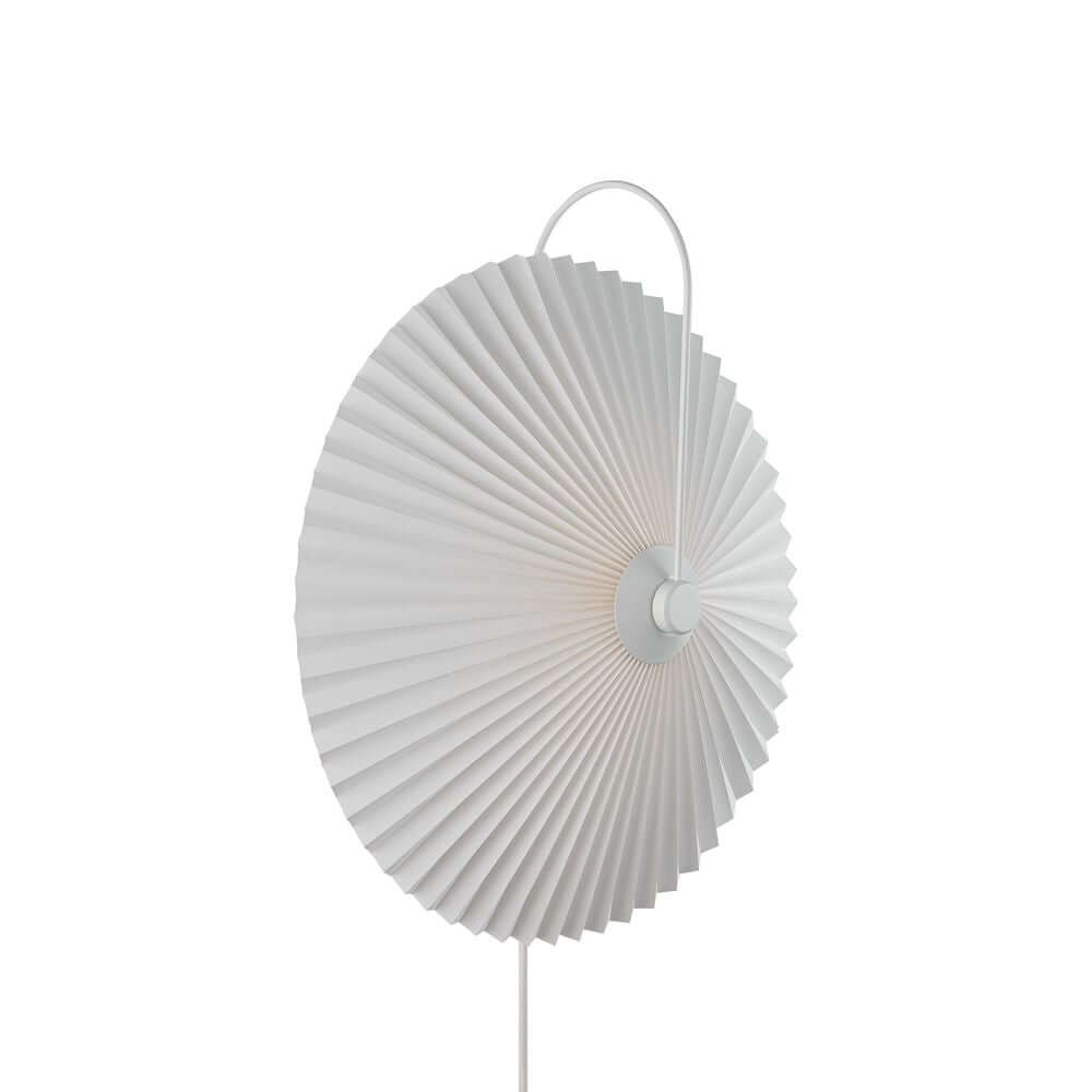 Moderne Wandleuchte Nadia mit plissiertem Lampenschirm und gebogenem Metallbügel für eleganten Look.