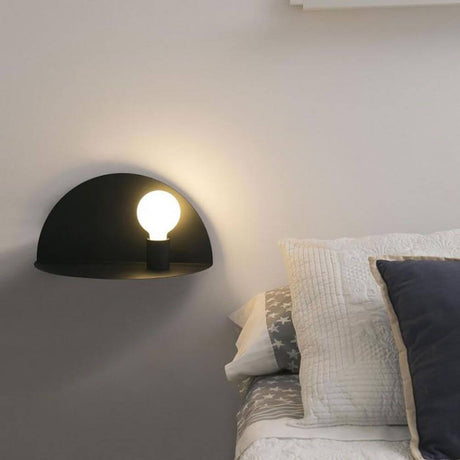 Wandleuchte Nit Schwarz mit Regal, moderne Design-Wandleuchte mit integriertem Regal über einem Bett.