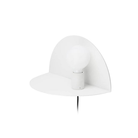 Vegglampe Nit hvit med avlastningshylle, moderne design-vegglampe med buet struktur og lampesokkel.