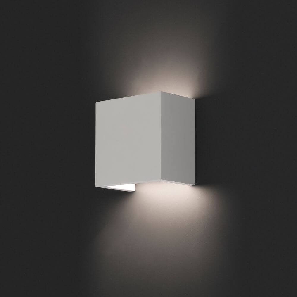 Wandleuchte OSLO Weiß an einer Wand, moderne quadratische Form mit sanftem Licht.