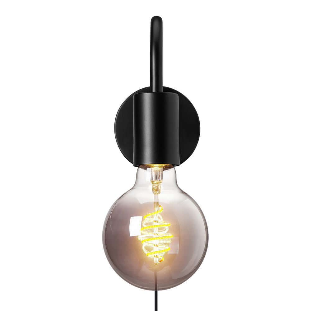 Wandleuchte Paco mit minimalistischer Industriedesign und dekorativem Leuchtmittel für gemütliches Ambiente.