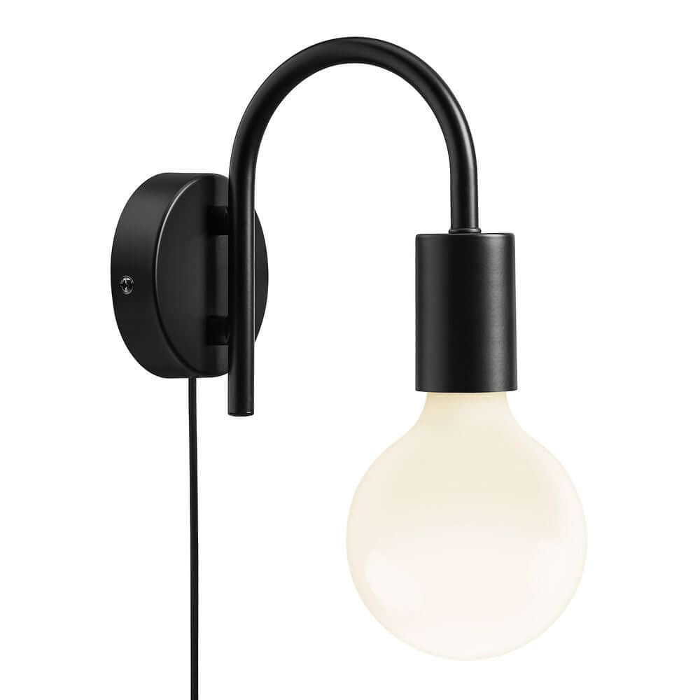 Wandleuchte Paco mit minimalistischem Industriedesign und dekorativem Leuchtmittel für gemütliches Ambiente.
