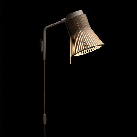 Petite 4630 wall light made of wood Ø 20 cm with Scandinavian design, suitable as a night light and reading light.