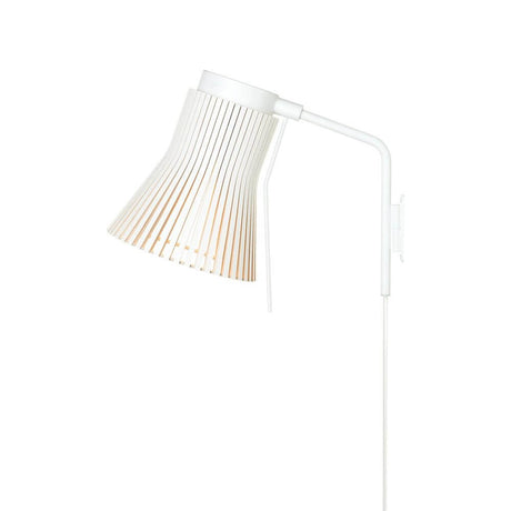 Petite 4630 wall light made of wood Ø 20 cm in Scandinavian design, ideal for beside the bed or sofa.