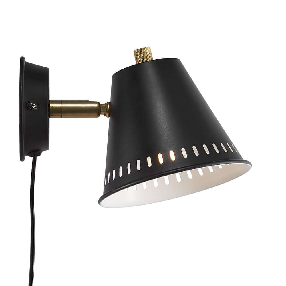 Wandleuchte Pine mit schwarzem Lampenschirm und goldener Befestigung, modern und elegant.