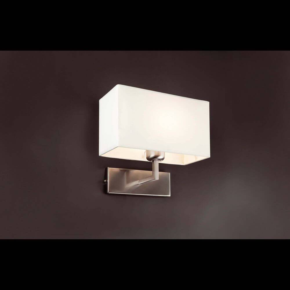 Wandleuchte RODA Nickel-Matt, Weiß an einer Wand montiert, elegantes modernes Design.
