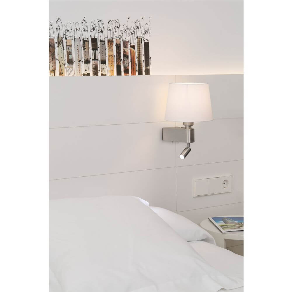 Wandleuchte ROOM mit LED-Lesearm 2700K Nickel, Weiß über einem Bett, stilvoll und modern.