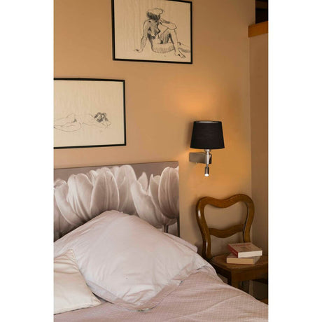 Wandleuchte ROOM mit LED-Leselicht 2700K Nickel, Schwarz über dem Bett in modernem Schlafzimmer.