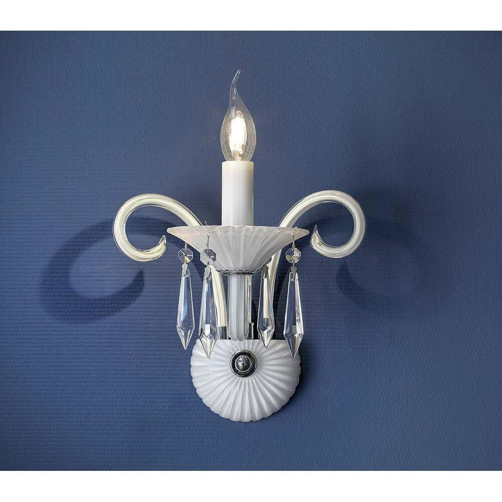 Wandleuchte Rosano Weiß mit gläsernen Kristallen und elegantem Design an blauer Wand