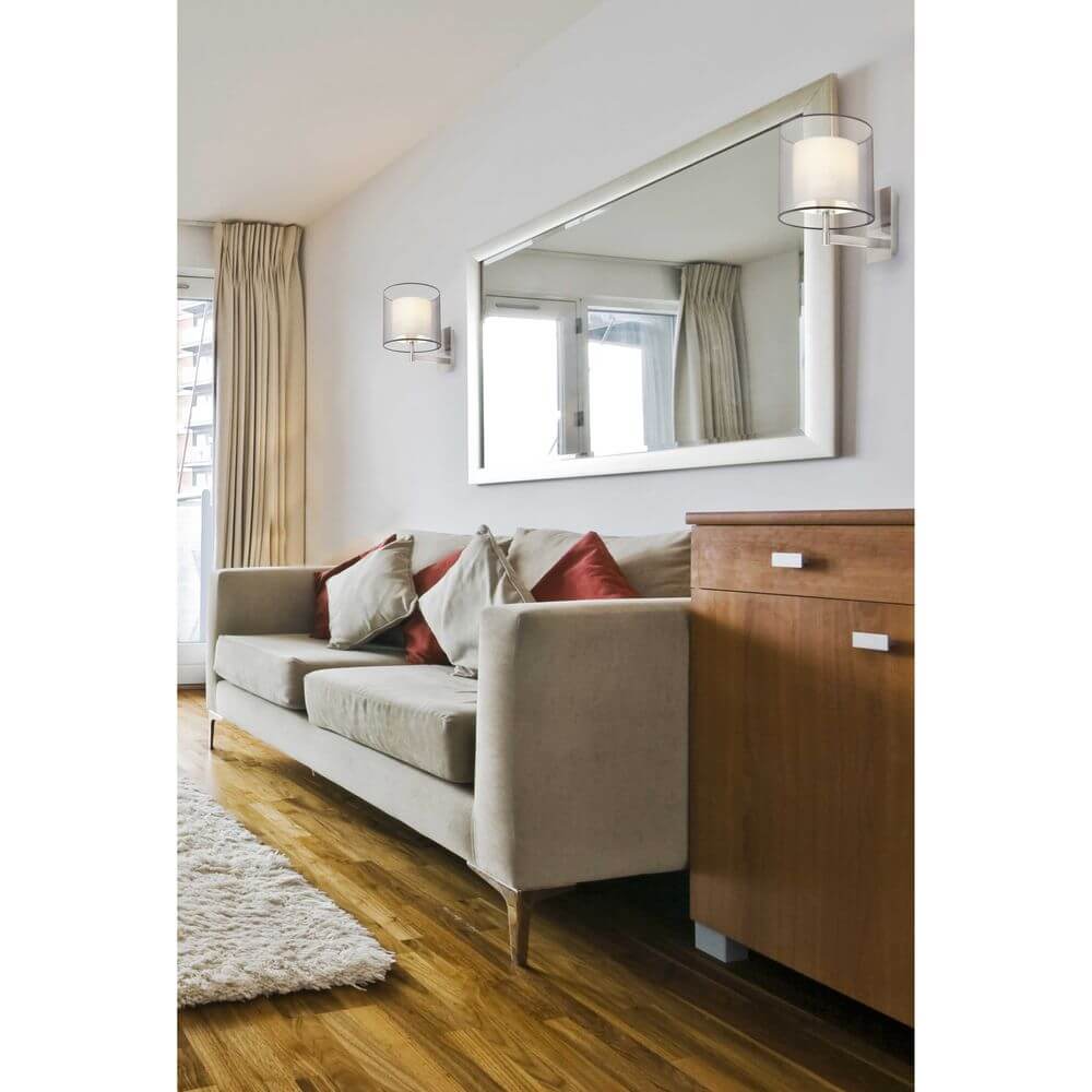 Wandleuchte SABA Nickel-Matt, Schwarz über einem eleganten Sofa in einem modernen Wohnzimmer.