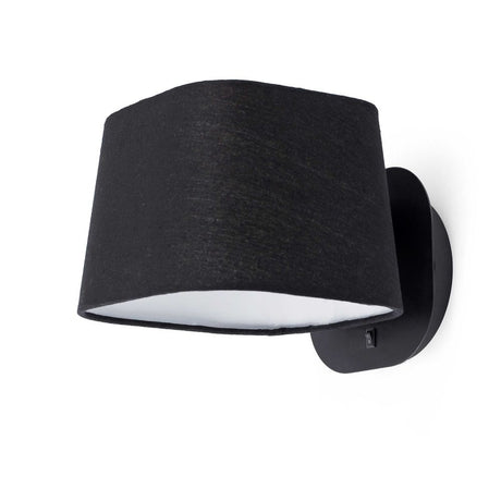Wandleuchte SWEET Schwarz an der Wand montiert mit schwarzem Lampenschirm und moderner Formgebung.