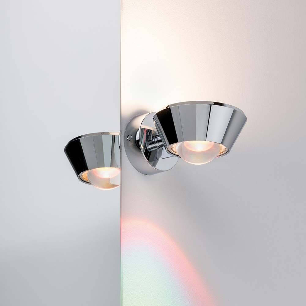 Wandleuchte Sabik IP44 LED Dimmbar 13W Chrom 230V an einer Wand montiert mit dekorativen Lichtakzenten.