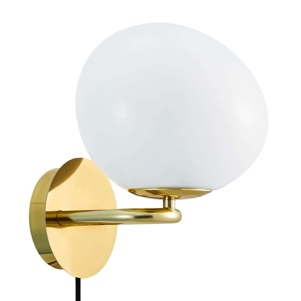 Wandleuchte Shapes mit opalglas und messingbeschichtetem Fußteil, inspiriert von elegantem Schmuck.