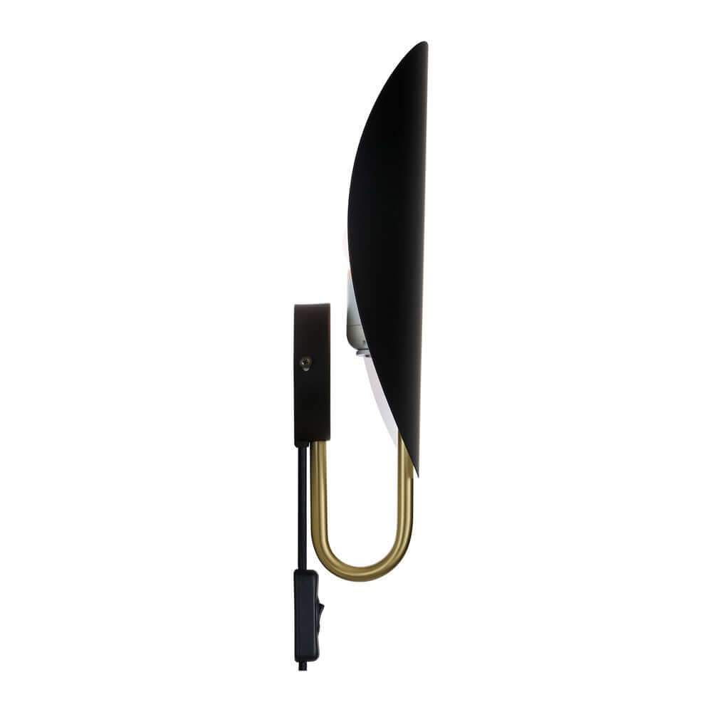 Wandleuchte Spargo mit gebogenem Schirm und gebürstetem Messing Sockel für indirektes Licht.