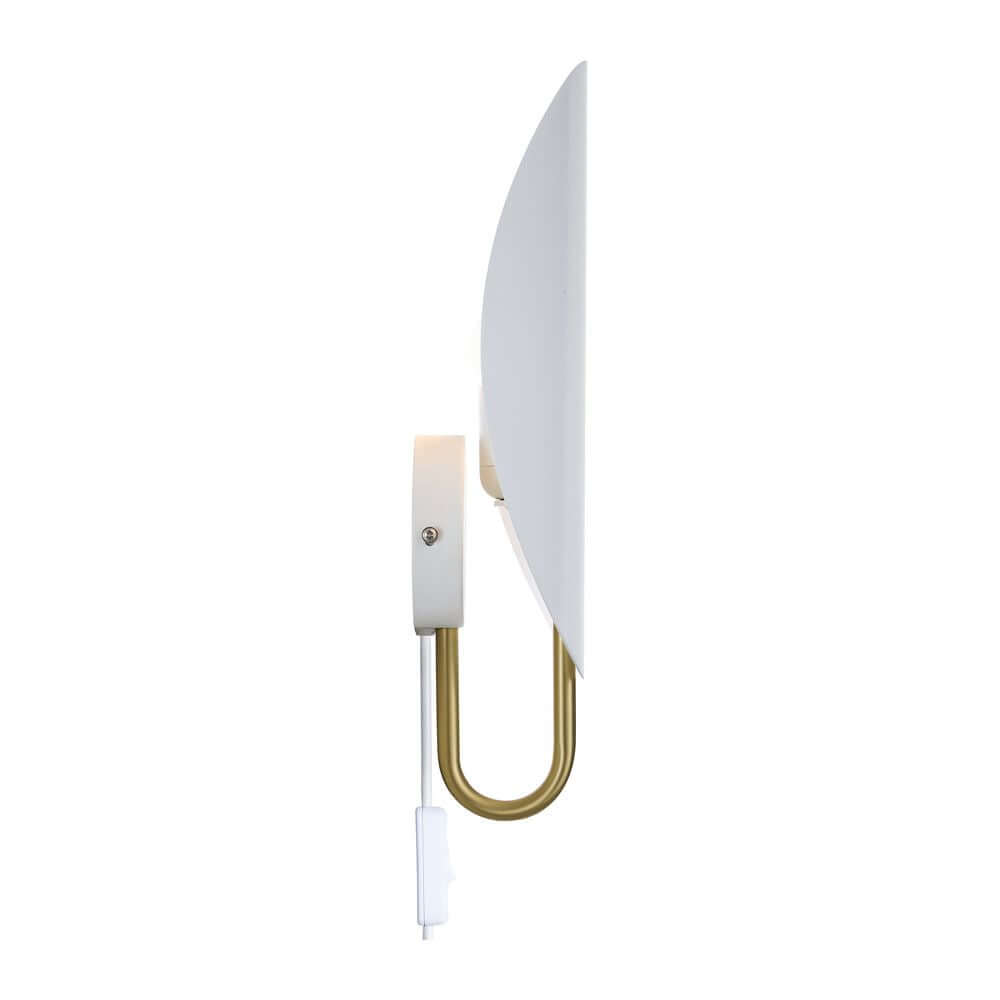 Wandleuchte Spargo mit gebogenem Schirm und eleganten Messingdetails, ideal für indirektes Licht.
