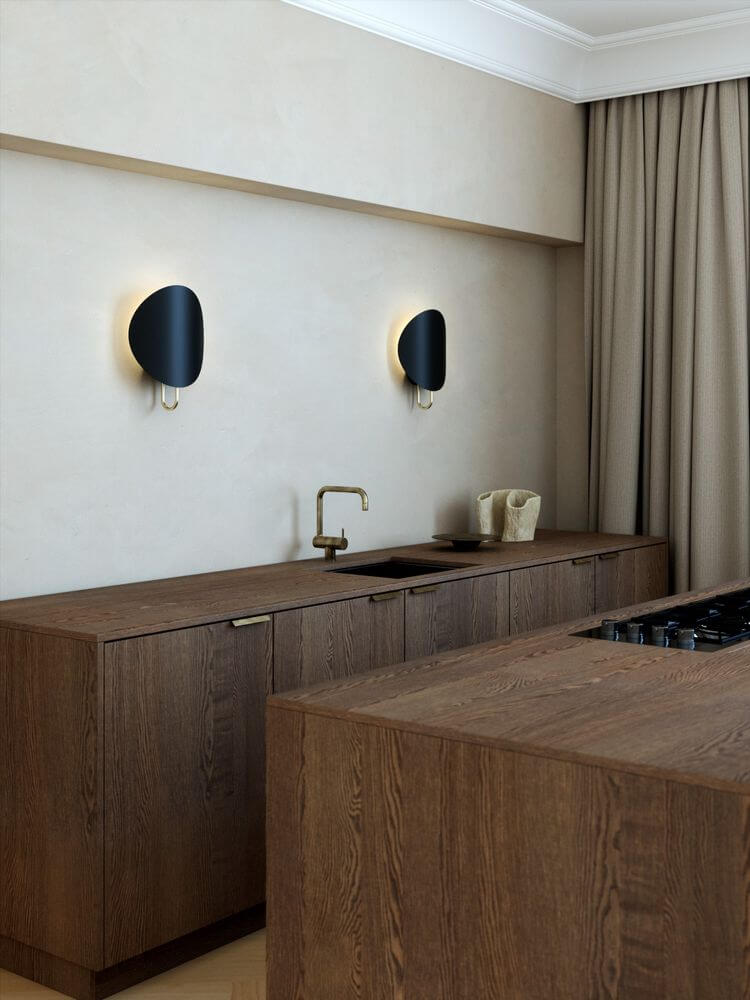Wandleuchte Spargo in modernem Kücheninterieur mit elegantem Messingsockel
