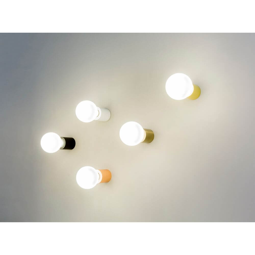 Wandleuchte TEN Weiß in modernem Design mit mehreren Lichtquellen an einer Wand.