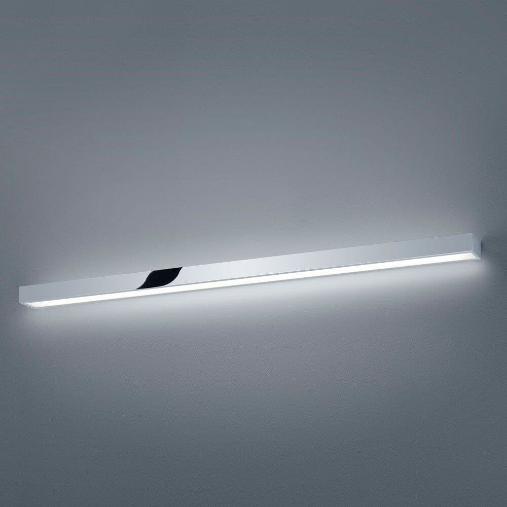 LED Wandleuchte Theia Lichtboard 120cm IP44 Chrom, Glas an einer Wand montiert, modernes Design und warmweiße Beleuchtung.