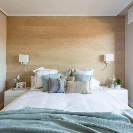 Wandleuchte VESPER mit LED-Leselampe Weiß, Beige im Schlafzimmer mit hellen Kissen und Holzverkleidung.