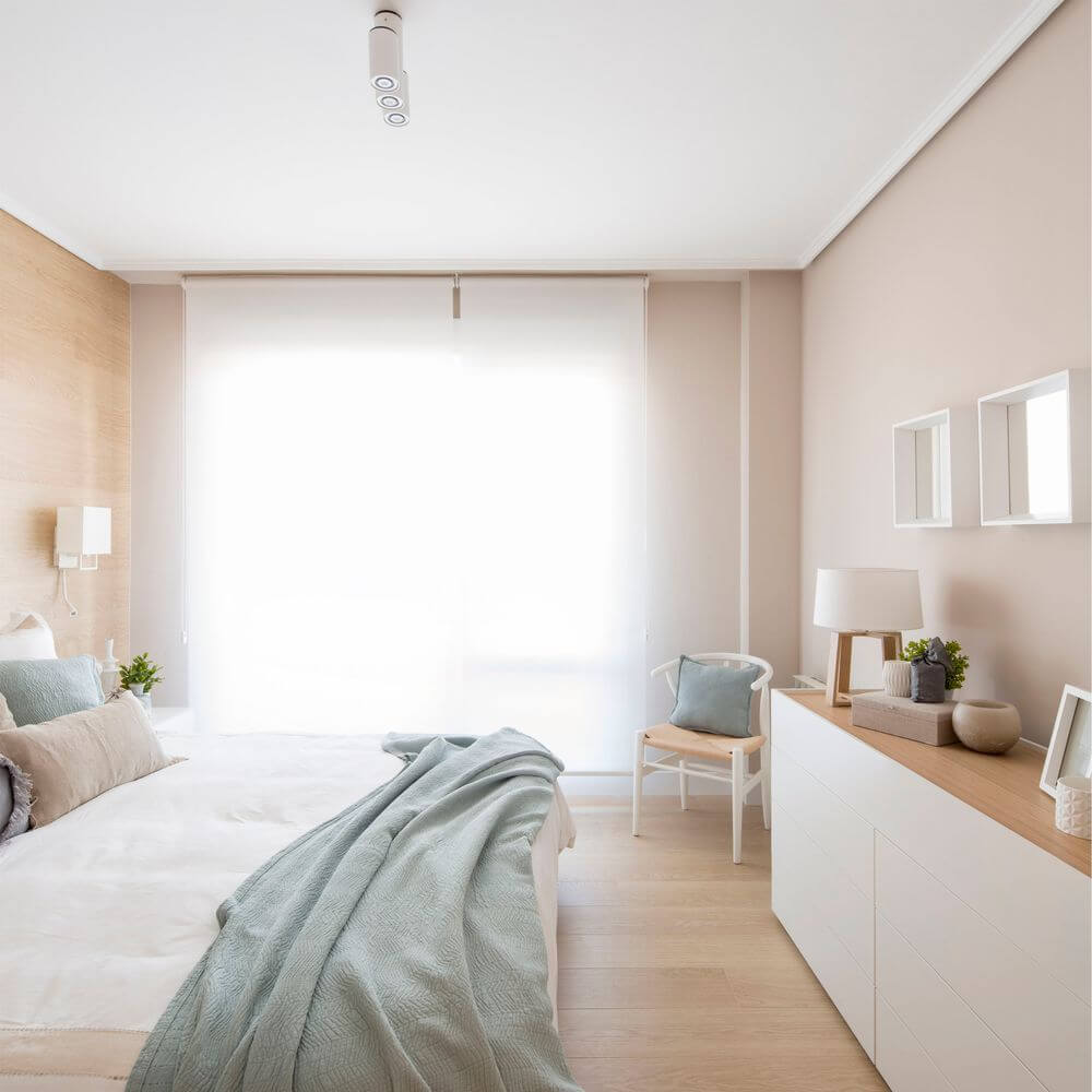 Wandleuchte VESPER mit LED-Leselampe Weiß, Beige im modernen Schlafzimmer mit hellen Farben und minimalistischem Design.