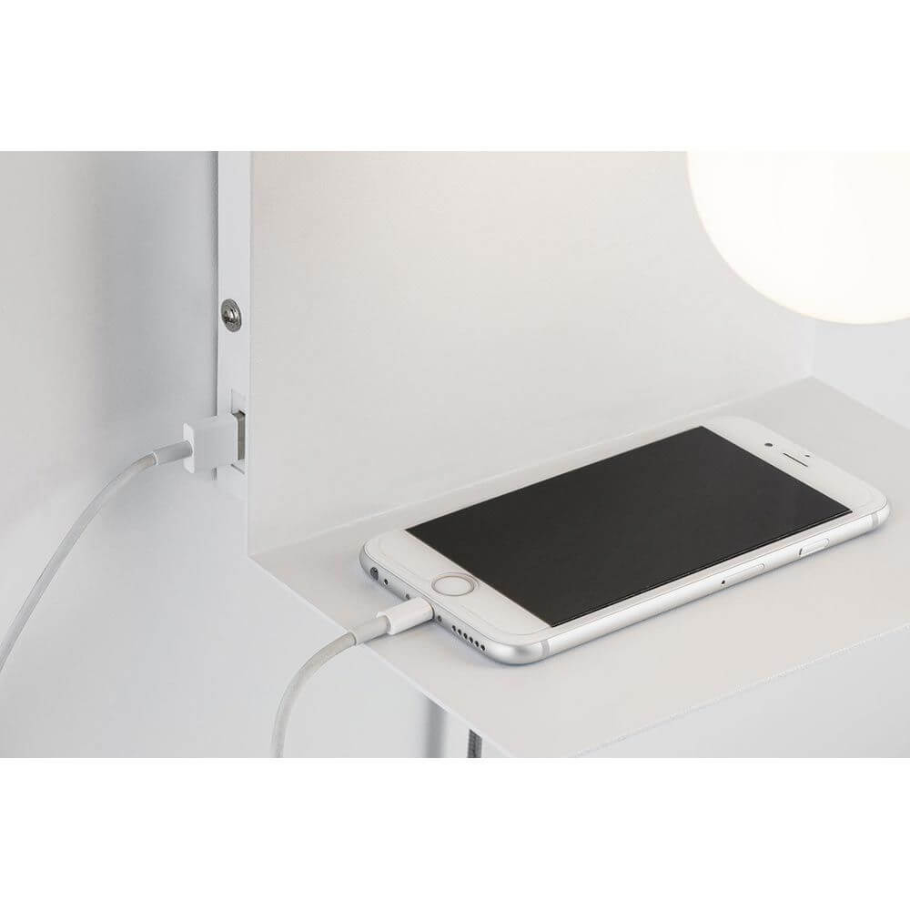 Wandleuchte mit Ablage Calvani Weiß, Smartphone auf Ablage mit USB-Ladeanschluss aufgebaut.